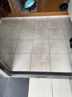玄関タイルクリーニングを行いました！